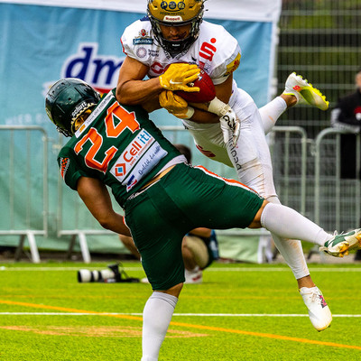Angelo Blake im Kampf um den Ball mit Montigo Moss