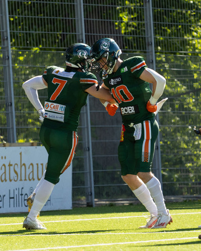 Lars-Ole Gloe und Noush Fulford feiern Gloes Touchdown