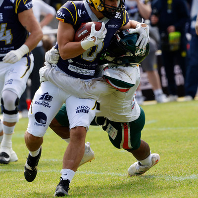 Rob Revels tackelt Tristan Gintaut