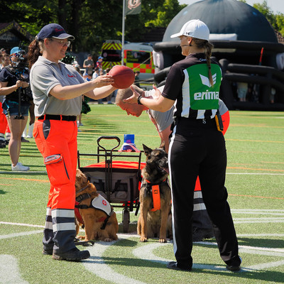 Spielballübergabe durch die Johanniter