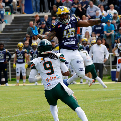 Kyle Kitchens will einen Pass von PJ Settles abwehren, doch dieser weicht aus.