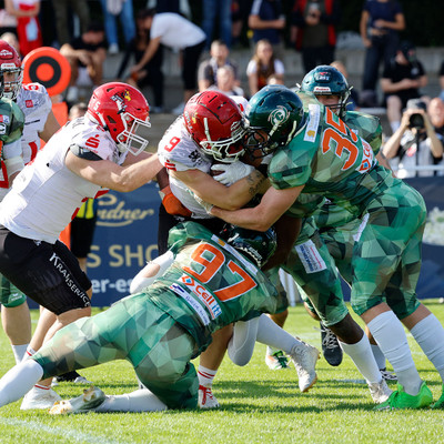 Erion Rrahmani und Bodo Bilitewski tackeln Heiko Bals