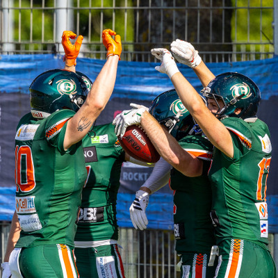 Die Receiver feiern Chandler Smith nach seinem Touchdown