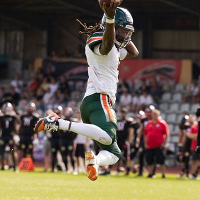 PJ Settles springt ab nach seinem Touchdown