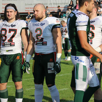 Team Captains 2017 Benedikt Englmann und Thiadric Hansen nach dem Shakehands mit Unicorns QB Marco Ehrenfried