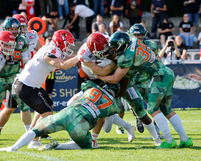 Erion Rrahmani und Bodo Bilitewski tackeln Heiko Bals