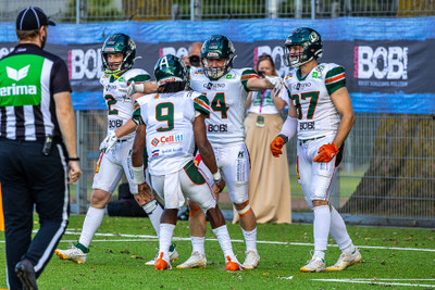 Michel Peschel und Teammates feiern seinen Touchdown
