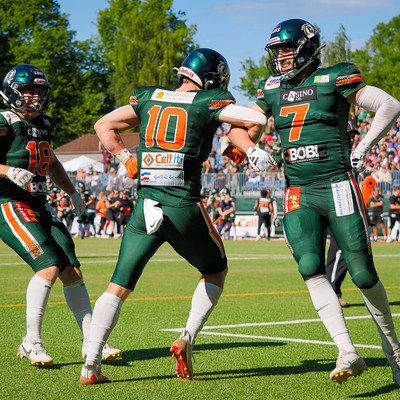 Anousheh Fulford feiert Lars-Ole Günter Gloes Touchdown mit ihm