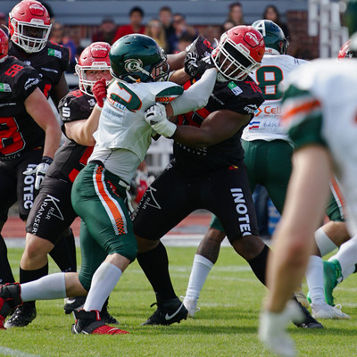 Sören Haß im Clinch mit der Potsdamer O-Line