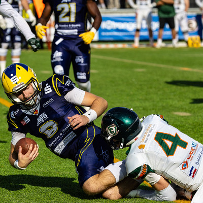 Daniel Naumov am Tackle