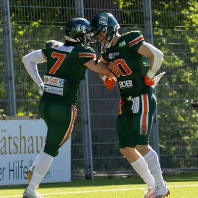 Lars-Ole Gloe und Noush Fulford feiern Gloes Touchdown