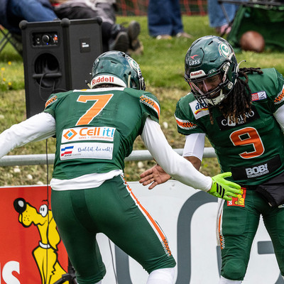 Anousheh Fulford gratuliert PJ Settles zum ersten Touchdown in 2026