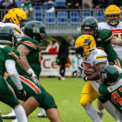 Thiago Lessow stoppt den Elmshorn Ballträger