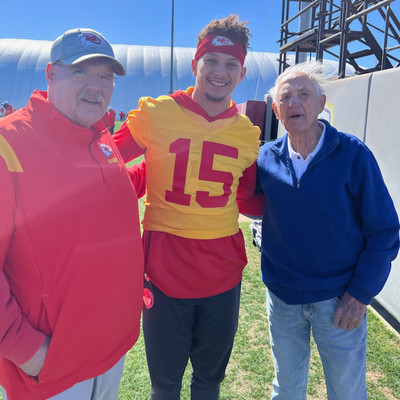 Larry Kentera (re.) mit Andy Reid (li.) und Patrick Mahomes (Kansas City Chiefs)