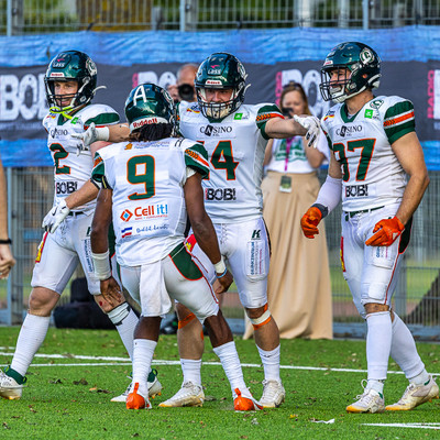Michel Peschel und Teammates feiern seinen Touchdown