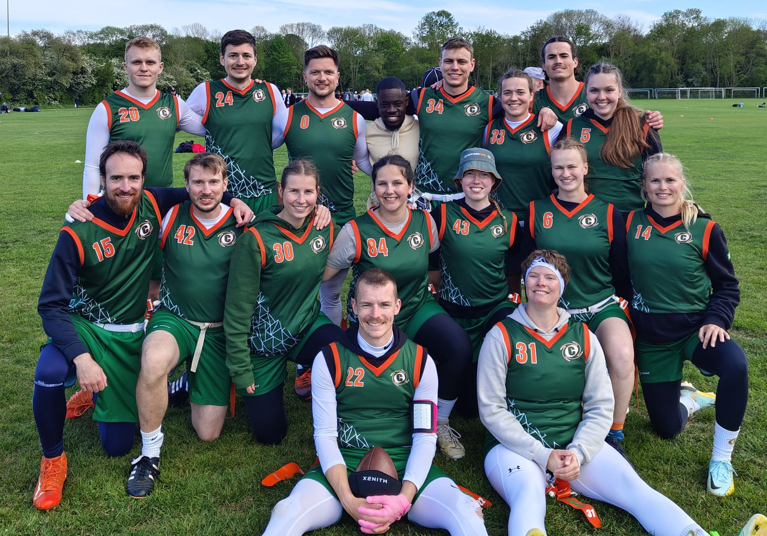 Spieler der Kiel Baltic Flag Hurricanes schauen für ein Gruppenfoto in weißen Trikots die Kamera