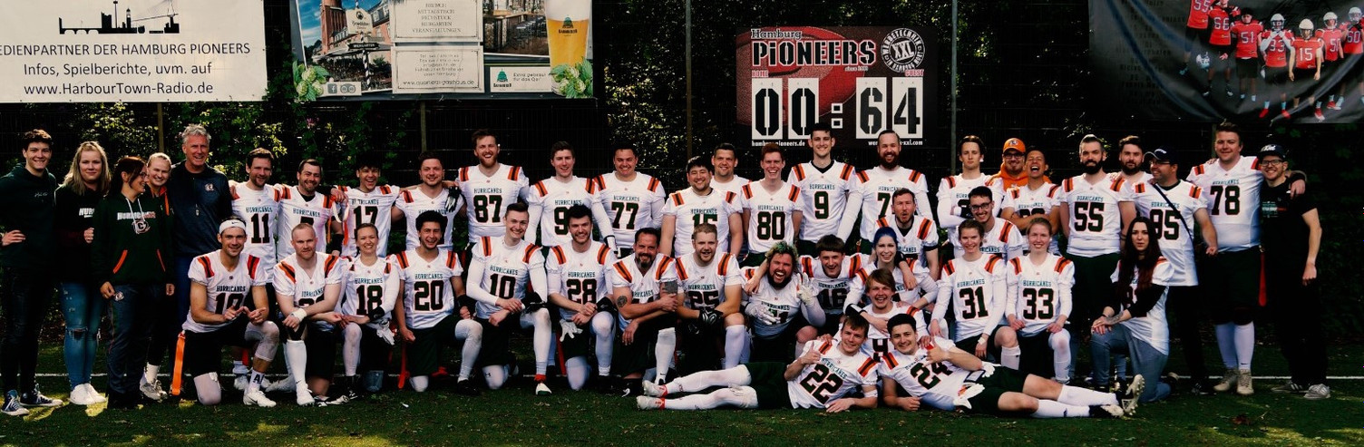 Spieler der Kiel Baltic Flag Hurricanes schauen für ein Gruppenfoto in weißen Trikots die Kamera