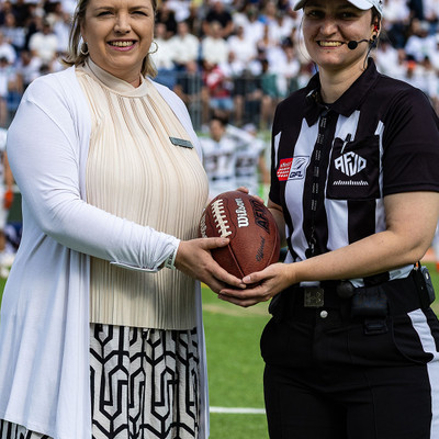 Janine Heuck vom Sophienhof Kiel übergibt den Spielball an Referee Jessica Ringelstein
