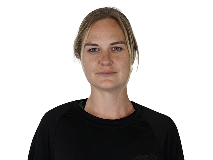 Das Foto zeigt Trainerin Nina Schulz, eine blonde Frau mit Zopf im schwarzen Hurricanes-Shirt