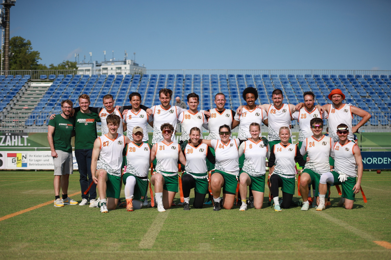 Spielende der Kiel Baltic Flag Hurricanes schauen für ein Gruppenfoto in weißen Trikots die Kamera