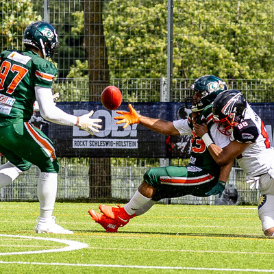 CJ Davis pitcht zu Erion Rrahmani