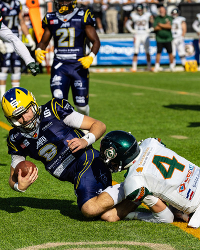Daniel Naumov am Tackle