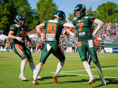 Anousheh Fulford feiert Lars-Ole Günter Gloes Touchdown mit ihm