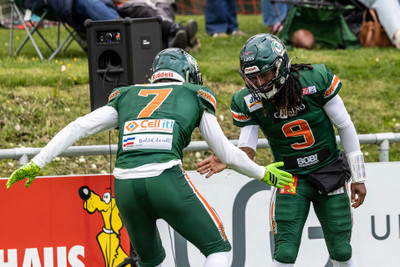 Anousheh Fulford gratuliert PJ Settles zum ersten Touchdown in 2026