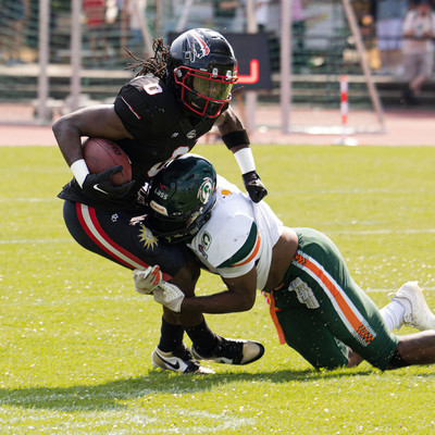 Rob Revels tackelt Returner Chando Ndongfack